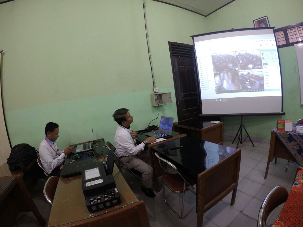 alziqra's tweet photo. #UN2016 SMK LABOR BINAAN FKIP UNRI Pekanbaru, Riau #UNBK, hari ke-3 berjalan lancar @Kemdikbud_RI @aniesbaswedan https://t.co/69enLpMsb3