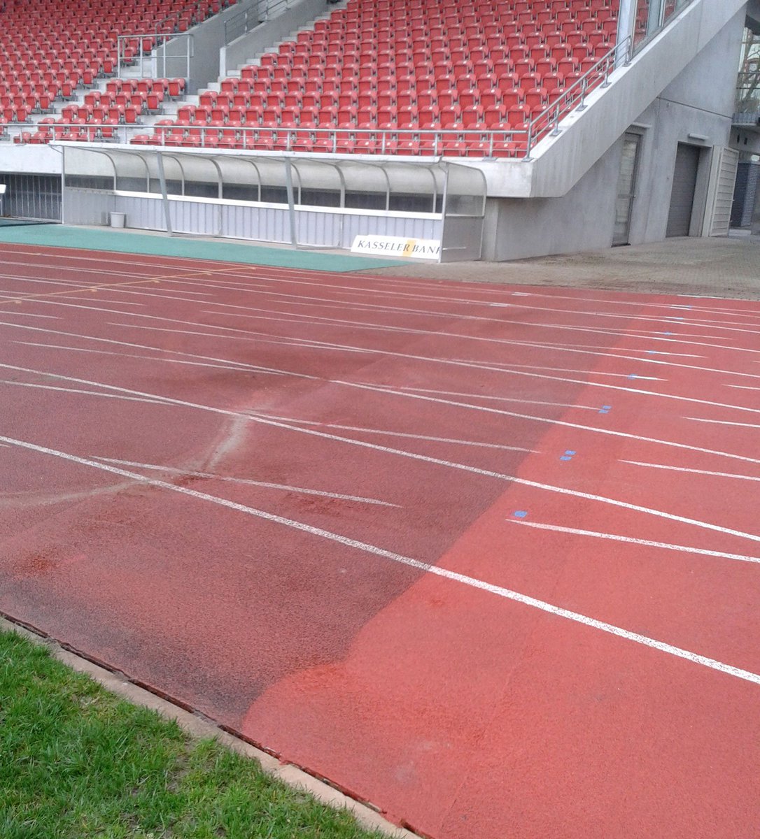 Rausputzen für Leichtathletik-DM in #Kassel: Laufbahnen im Auestadion erhalten Grundreinigung. #dlm2016 #dlmks (sti) https://t.co/OzMP7rjhqp