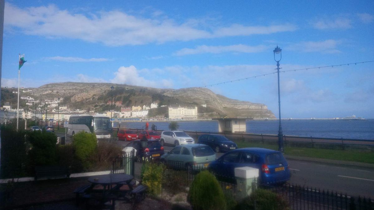 KinmelHotel1's tweet photo. Another #sunny day in beautiful #llandudno some beautiful views from our hotel #bestviews https://t.co/egzJC6bWrv