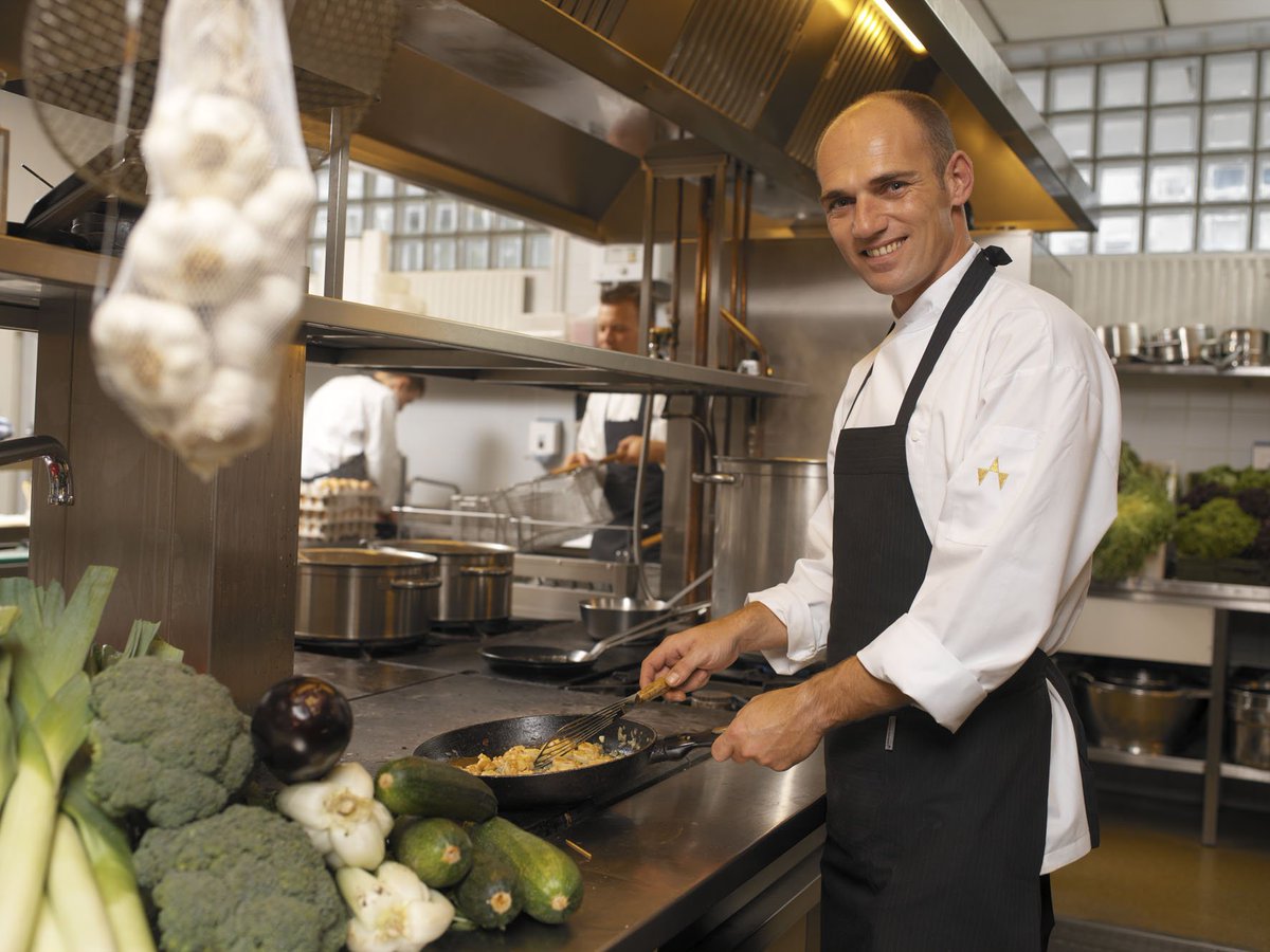 Een kijkje in de keuken! Onze chef-kok Barry verteld je wat zijn werk nou zo mooi maakt. theaterbuitensoos.nl/een-kijkje-in-…