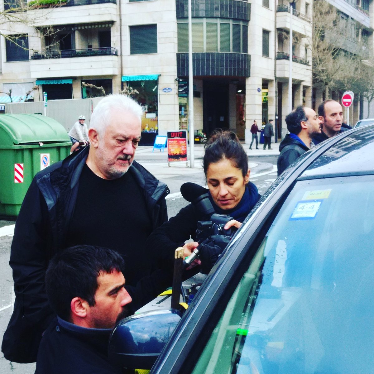 dann_archie's tweet photo. Comienzo del rodaje del corto de Imanol Uribe para la película #Kalebegiak hoy en Antiguo #Donostia2016 https://t.co/lMSbudfj7F