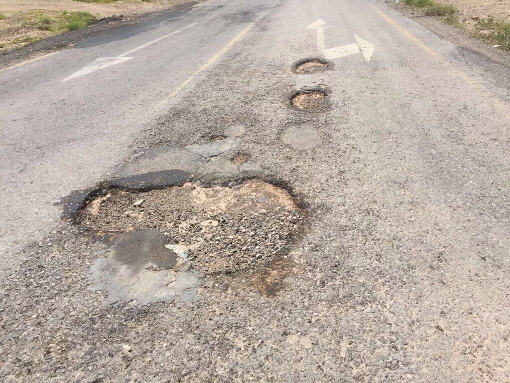 شوارع ضيقه عليها رمال وحفر ناتجة من الامطار ،كيف ينجوا منها السائق؟
<a href="/ahmedalfutaisi/">Dr. Ahmed Al Futaisi</a> #طريق_الموت_الجوابي_السويح