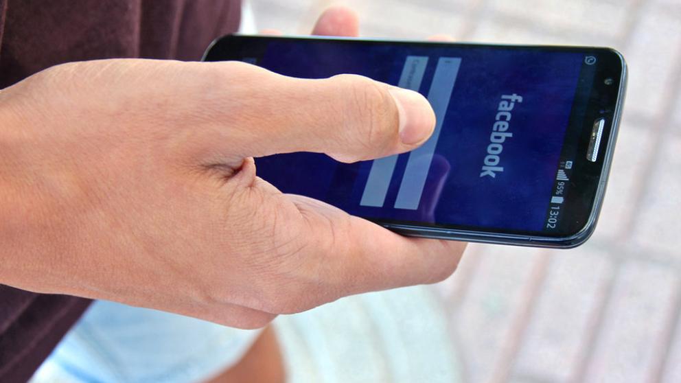 LaVanguardia's tweet photo. ¿Son las nuevas tecnologías una ayuda, un peligro,inútiles para la sociedad? Opina #enuntuit https://t.co/6XWlg3gAm0 https://t.co/VjA7MBY3ej
