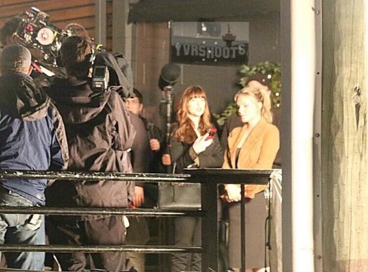 50darkerefreed's tweet photo. Foto das gravações de ontem.
#Dakota
#Eloise
#Ana
#Kate
#FSOG 
#FSD
#FSF 

📷 Via @yvrshoots https://t.co/eABaRlohFr