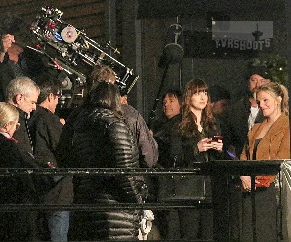 50darkerefreed's tweet photo. Foto das gravações de ontem.
#Dakota
#Eloise
#Ana
#Kate
#FSOG 
#FSD
#FSF 

📷 Via @yvrshoots https://t.co/eABaRlohFr