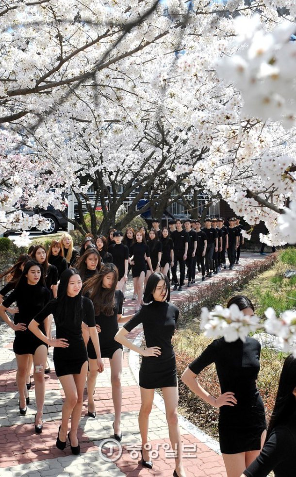 대학 모델과 야외수업.jpg | 인스티즈