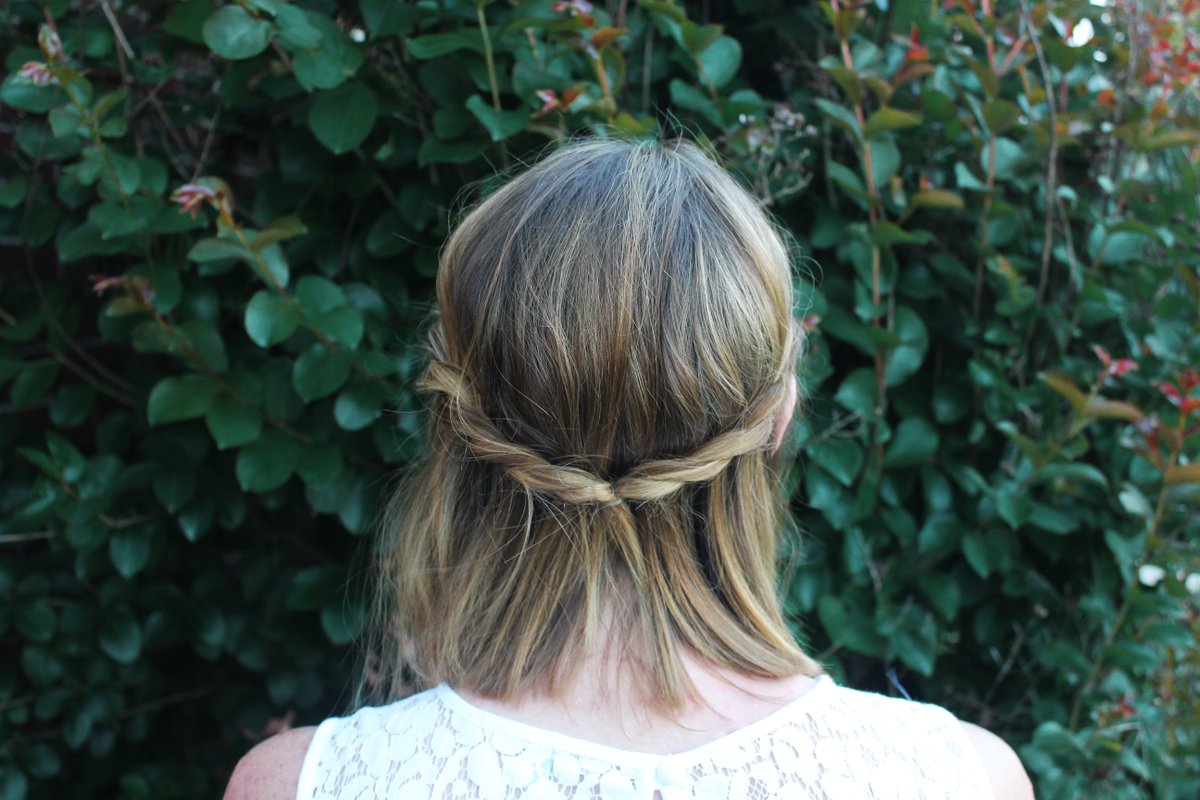 WWWOWWWME's tweet photo. Follow the link for one super easy hairsyle tutorial you need to be wearing all spring long! https://t.co/Gq9vxSTIeV https://t.co/PTmOX6DHxu