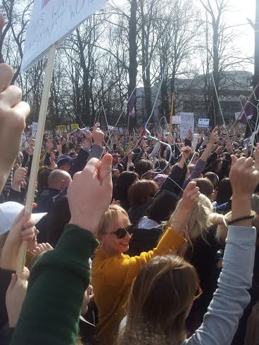 LesNNews's tweet photo. Pologne : mobilisations vs un projet de loi anti-#IVG, cintres en fil de fer à la main https://t.co/pZ2kQLM6E5 https://t.co/Fm3d8S0Mdn