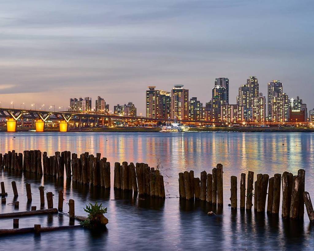 deensel's tweet photo. The Han River at the edge of Gangnam.
#hanriver #goldenhour #sunset #cheongdam #seoul #korea #한국 #ig_korea #visitk… https://t.co/Qsrh1Hfh1Y