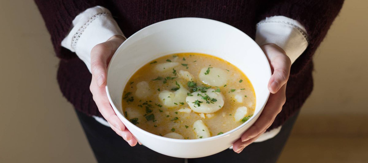 Patatas con bacalao: un estofado sencillo, rápido y sabroso. Por @cromanalcaide elcomidista.elpais.com/elcomidista/20…