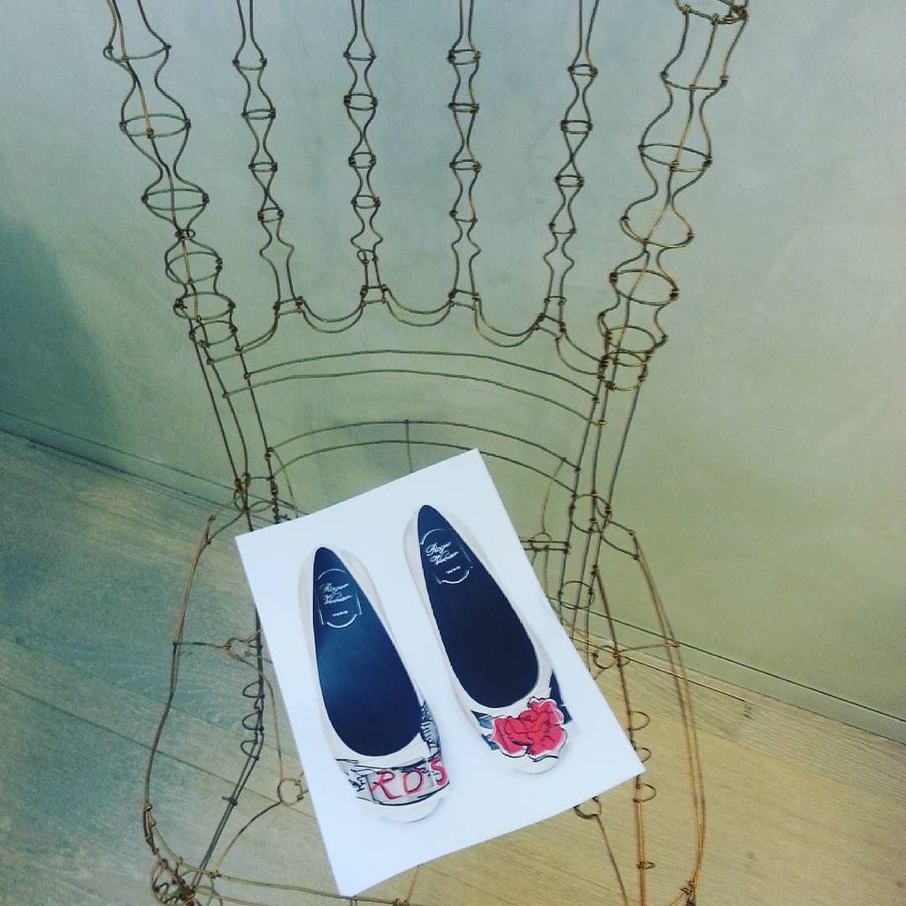 gioiamagazine's tweet photo. @RogerVivier attitude.#accessori #shoesoftheday #bags #fashion #falllwinter2016 #gioialive https://t.co/UdLic2IS7P https://t.co/kOtUn43zOC