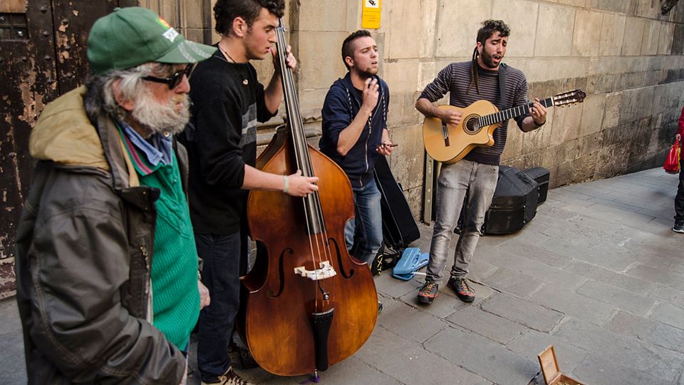 LlapisMemoria's tweet photo. #MusicHelpHomeless: Música al carrer per recaptar diners per a persones sense sostre https://t.co/w6nJ43W5A8 https://t.co/BuGIrQbr65