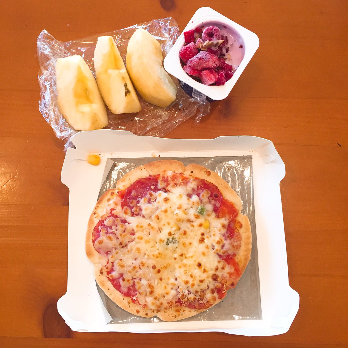 fleurircherry's tweet photo. 🍴朝食
お味噌汁、ごはん、ソーセージ2本

🍴夕食
ペペロンチーノ
(ほうれん草とベーコン)
油揚げに野菜入れて焼いたもの

🍴間食
飴2個、東京ぽてと1個:94kcal
両方人から貰ったもの🍬

🍴昼食
時間��くて簡単に… https://t.co/clgzLdR9zJ