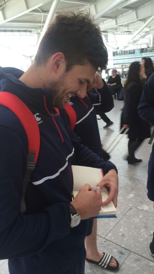 ExplosiveEvers's tweet photo. Rather expected to sign on the dotted line for @FalconsRugby after my @StudentsRFU gig, not a little girls notepad 🙄 https://t.co/4DDIVt2LGa