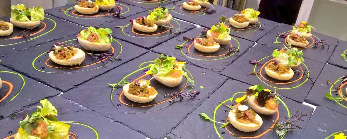 CarlosOrozaCIFP's tweet photo. Proxecto de #innovación da #lapa presente en @SalondeGourmets 
Preparando o panel de cata. https://t.co/SGzTj3QjAA
