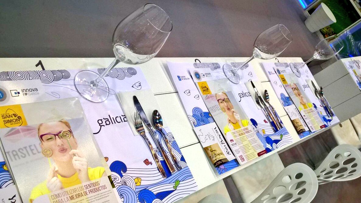 CarlosOrozaCIFP's tweet photo. Proxecto de #innovación da #lapa presente en @SalondeGourmets 
Preparando o panel de cata. https://t.co/SGzTj3QjAA