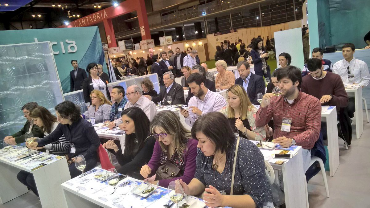 CarlosOrozaCIFP's tweet photo. Panel de cata do proxecto #innovacion da #lapa no @SalondeGourmets dirixida por @MaruxaQuiroga de @LabTaste https://t.co/FLqK2NAoTJ