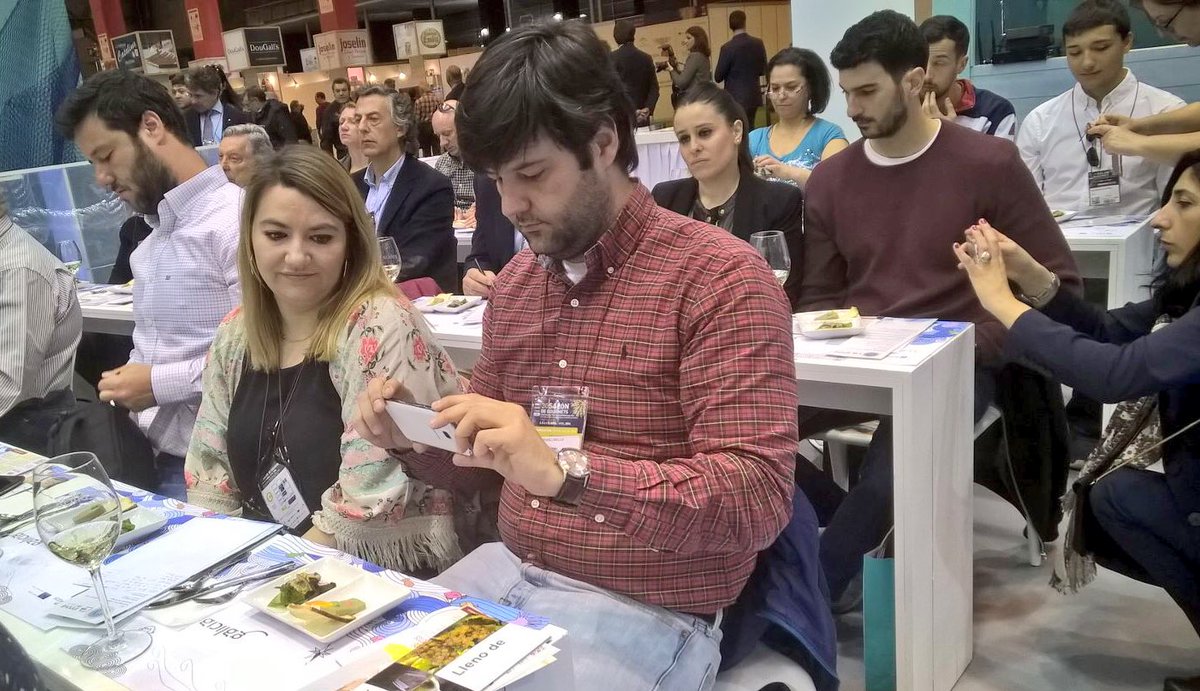 CarlosOrozaCIFP's tweet photo. Panel de cata do proxecto #innovacion da #lapa no @SalondeGourmets dirixida por @MaruxaQuiroga de @LabTaste https://t.co/FLqK2NAoTJ