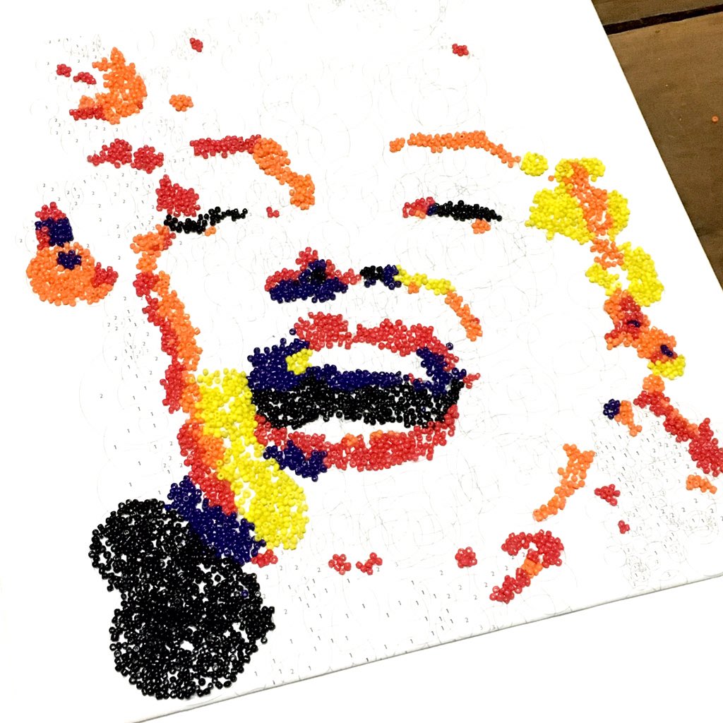 nickya73's tweet photo. Definite progress on my Marilyn-Seed-Bead-Querkles Project #takingform #keepsorting #querkles https://t.co/p7hIv7OPqX