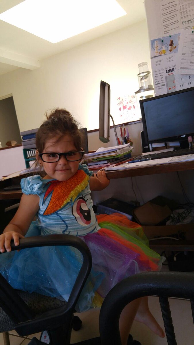 AldoJ9A's tweet photo. Just got a new assistent! #rainbowdash #officeAssistent #cuteness #daughters https://t.co/GbzteJEXfR