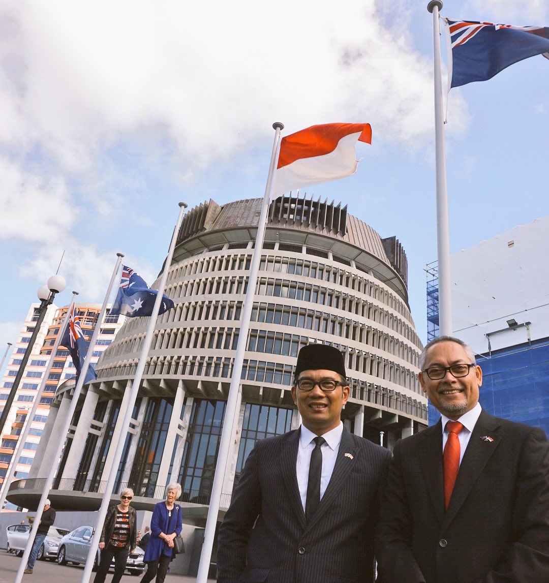 ridwankamil's tweet photo. Menerima award Prime Minister Fellow ut inovasi2 kepemimpinan di Asean dari Perdana Mentri Selandia Baru,HE John key https://t.co/sVMoo4i8rN