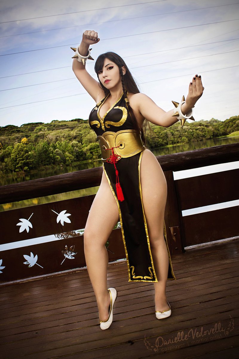Amazing Chun-Li battle costume cosplay by Danielle Vedovelli! bit.ly/ChunLiDV