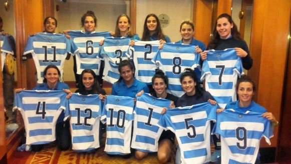 unionargentina's tweet photo. #HongKong Entrega de camisetas al seleccionado femenino, que participará de Hong Kong 7s  (via @NoeBck) https://t.co/hjUdFwQEiI