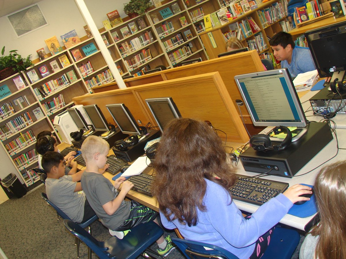 DD_Reads's tweet photo. Budding poets in 2nd Grade using poetry generators.  #poetry https://t.co/RcpfS8iRWE