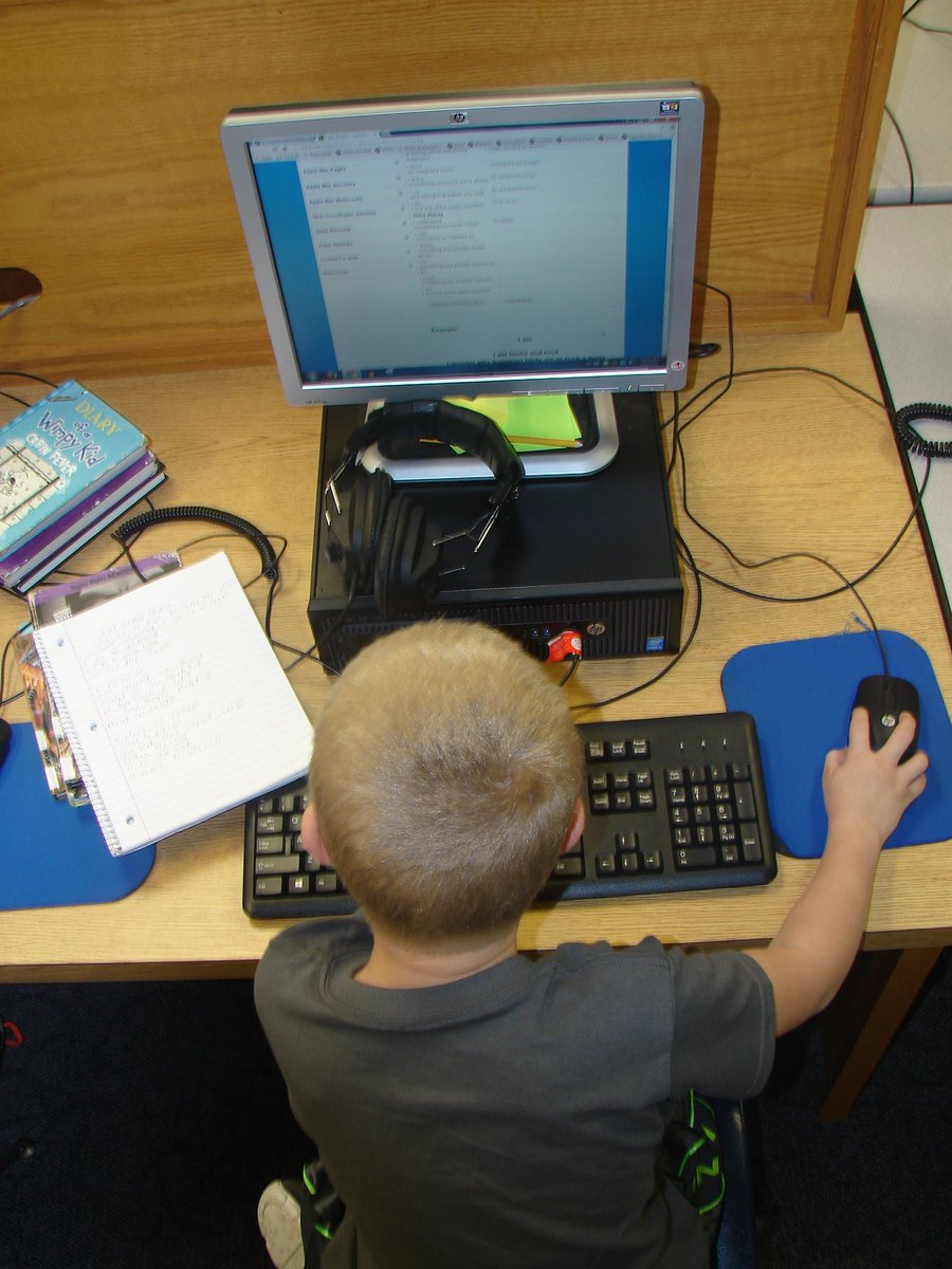 DD_Reads's tweet photo. Budding poets in 2nd Grade using poetry generators.  #poetry https://t.co/RcpfS8iRWE