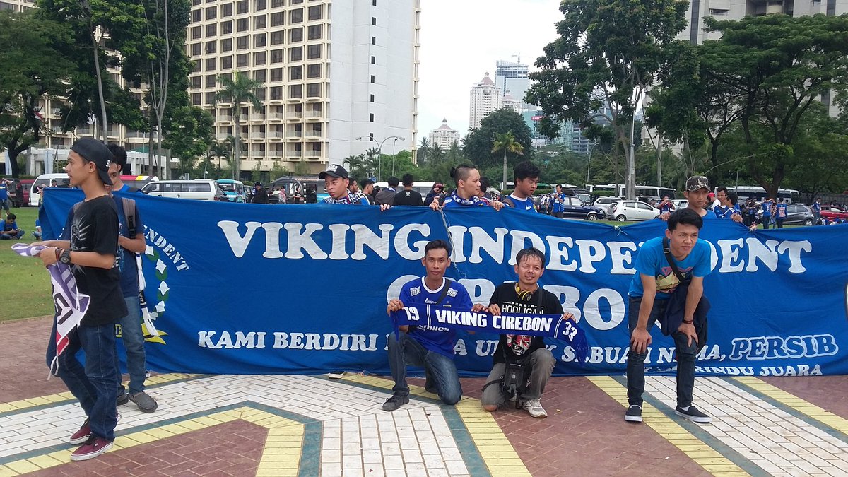 yogie_hilmawan's tweet photo. #GBKInvasionPart2 ketemu dulur salembur ππ @VICvikingCRBN https://t.co/wYN7ijIFBh