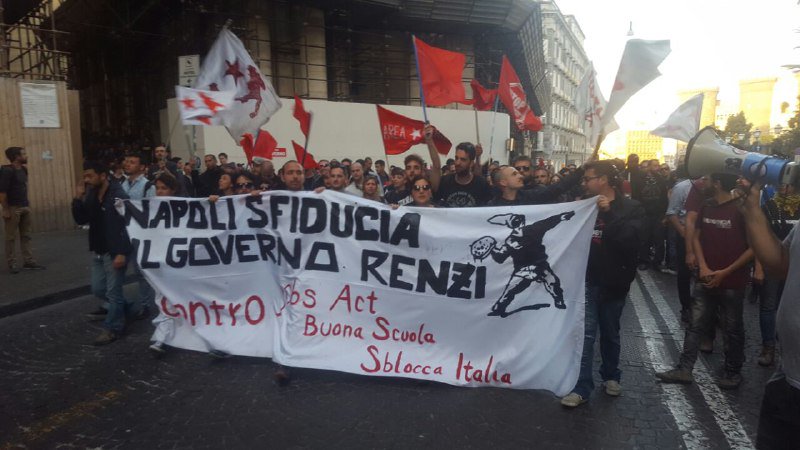 re_zgui's tweet photo. #diretta il corteo riprende a camminare per le strade della città #renzi #stattacas https://t.co/WVvT6VtkpU