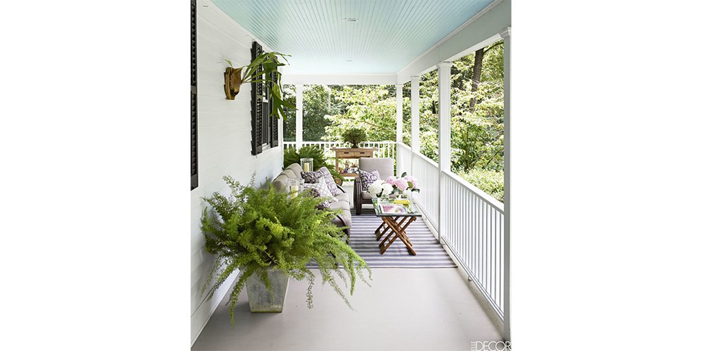 Benjamin_Moore's tweet photo. Paint your #ceiling Glacier Blue 1653 for a Southern-inspired #porch https://t.co/phV0mKfkbp via @elledecor https://t.co/3HPuhanoNU
