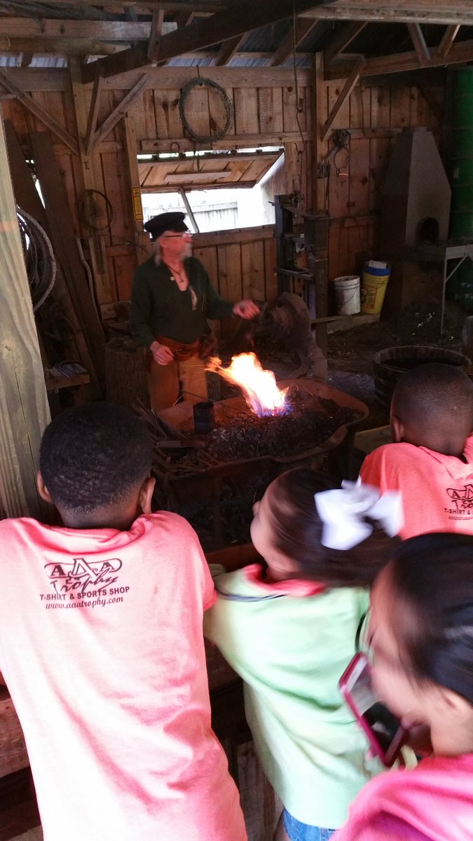 Pipercollins197's tweet photo. Blacksmith demonstration!  We are learning so much! #lufkinlearns @DorindaWade https://t.co/gonKjQtDYW