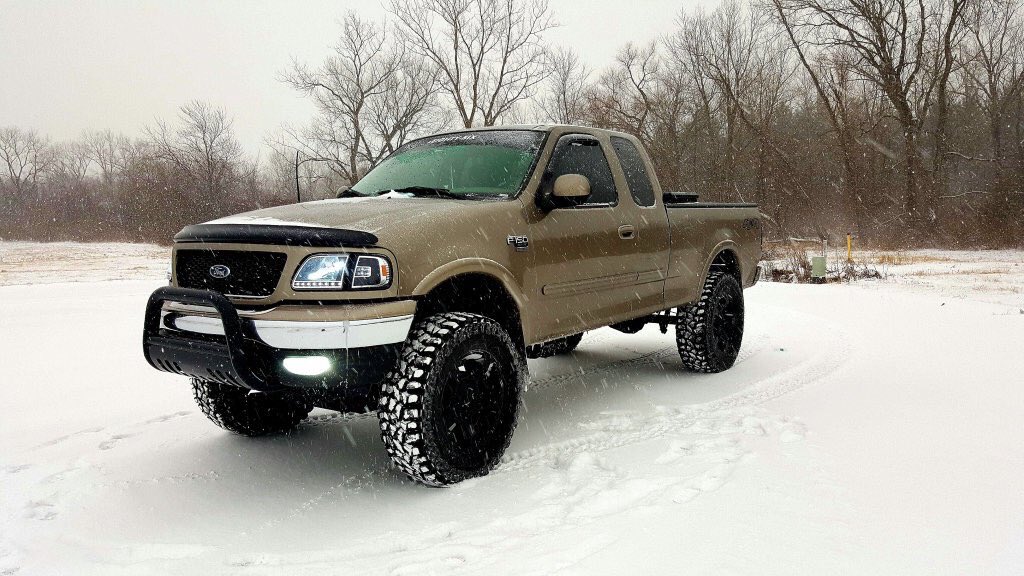 F150Nation's tweet photo. 10th gen in the snow 💎( @its_bambi219 ) https://t.co/dFOA7IGtN6