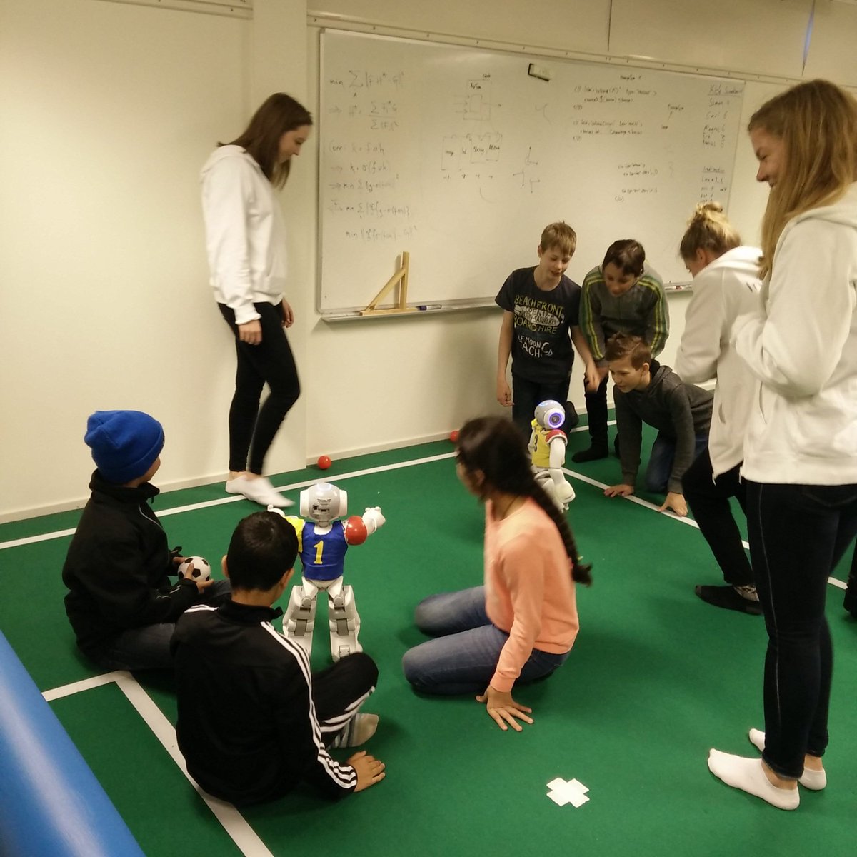 FredrikLofgren's tweet image. Kör robot workshop för 10-12 åringar i labbet! De är så duktiga på att #programmera #nao!