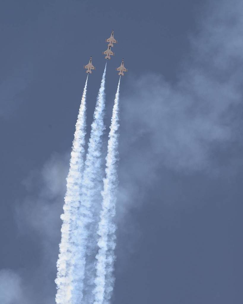 FreeInSoCal's tweet photo. Rising into the sky #thunderbirds #luke75 https://t.co/3GoqoL2ANc