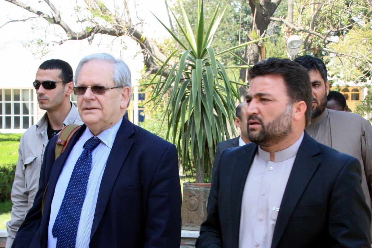 .<a href="/UNMarkBowden/">Mark Bowden</a> &amp; Nangarhar Governor Saleem Kunduzi met today as approximately 20 UN entities gathered in #Jalalabad.