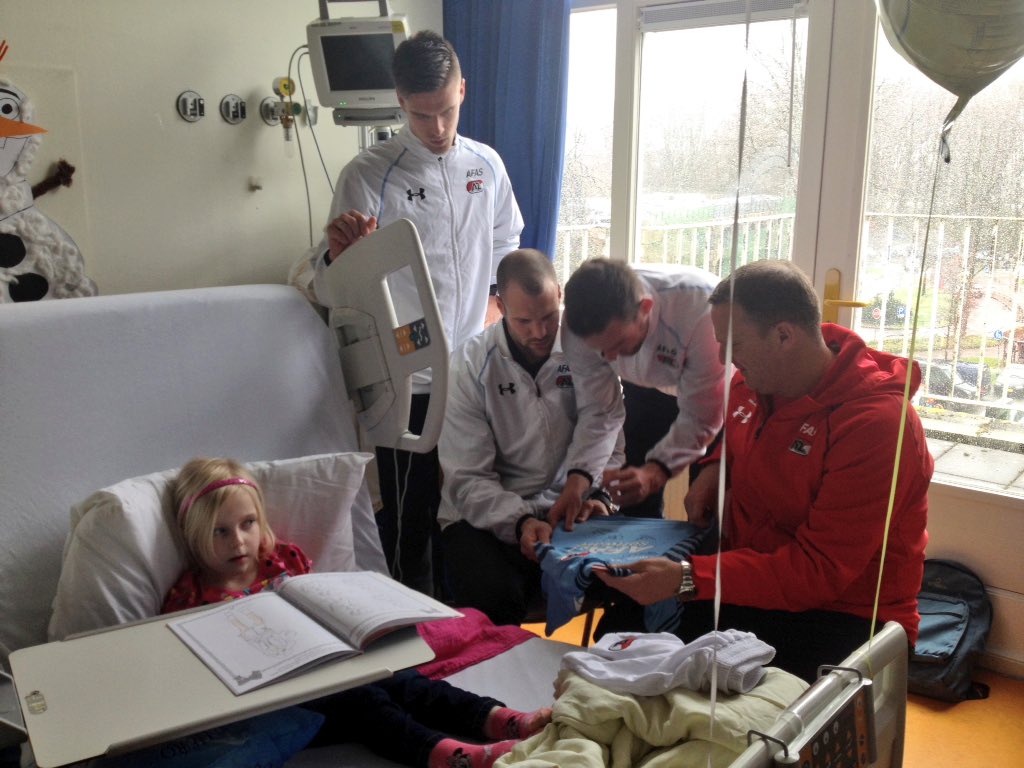 AZAlkmaar's tweet photo. Op bezoek in de kamers. #AZ #ziekenhuis @MarkusHenrix @vincentjanssen_ @RonVlaar4 https://t.co/hUnIA29Yhx