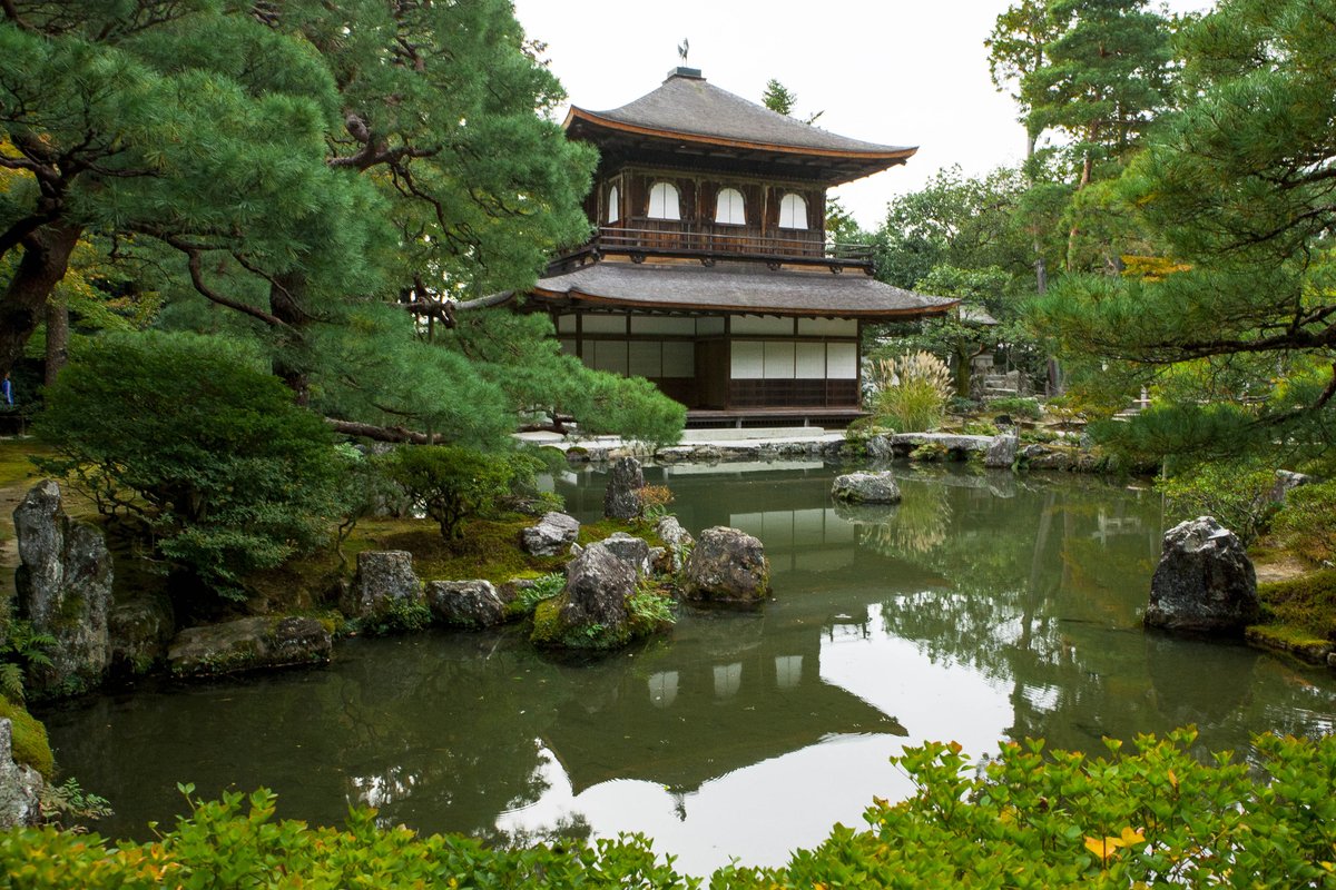 株式会社イラスト リオ 15年10月27日に撮影した銀閣寺 正式には慈照寺 じしょうじ といい 金閣寺と並んで京都楼閣建築の代表寺院 室町幕府８代将軍の足利義政で祖父 足利義満が建てた北山山荘 金閣寺 を参考に 東山文化の代表東山山荘を