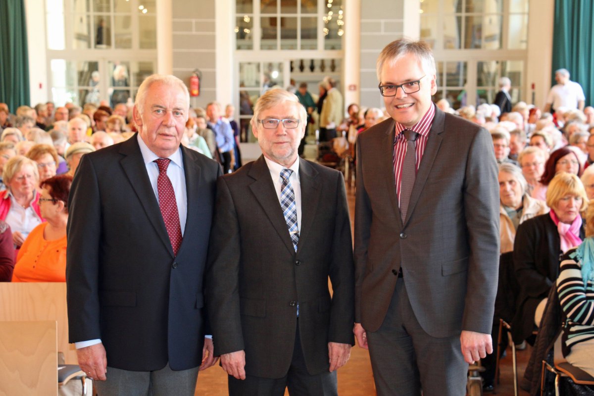 Frühlingskonzert zum Tag d. älteren Generation im Rathaus. Stadtrat Jordan & Sparkassen-Chef Buchholz eröffnen (mic) https://t.co/INKEB0gBB3