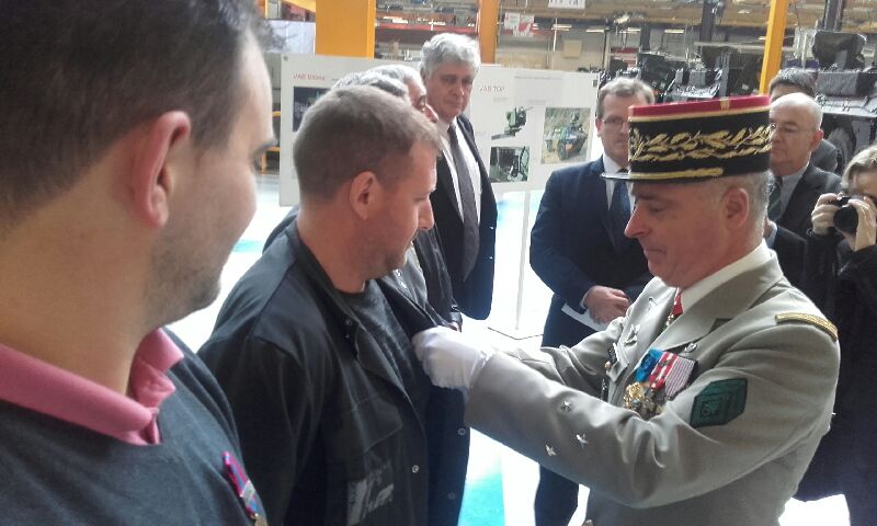 armeedeTerre's tweet photo. #EnDirect @VilleLimoges87 Le Gal Barrera remet les 1res médailles de la Défense nationale. https://t.co/WSRZDdry8n https://t.co/ramsHxiX2E