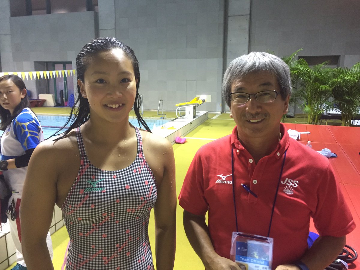 女子100m平泳ぎ優勝の渡部選手は竹村コーチと。「代表を目指して