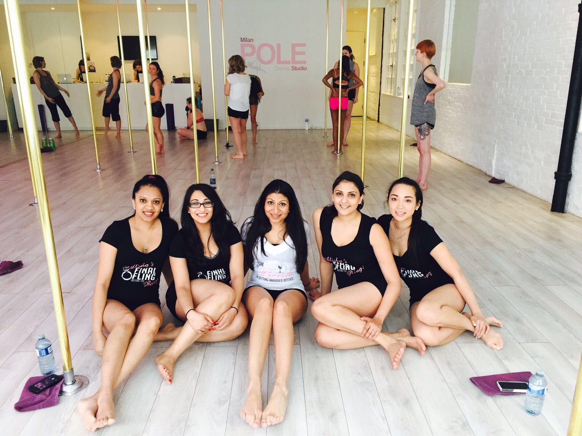 creativedif_'s tweet image. Beautiful ladies in #creativedifferences printed shirts! #weddings #bacherloette #graphicdesign #toronto #montreal