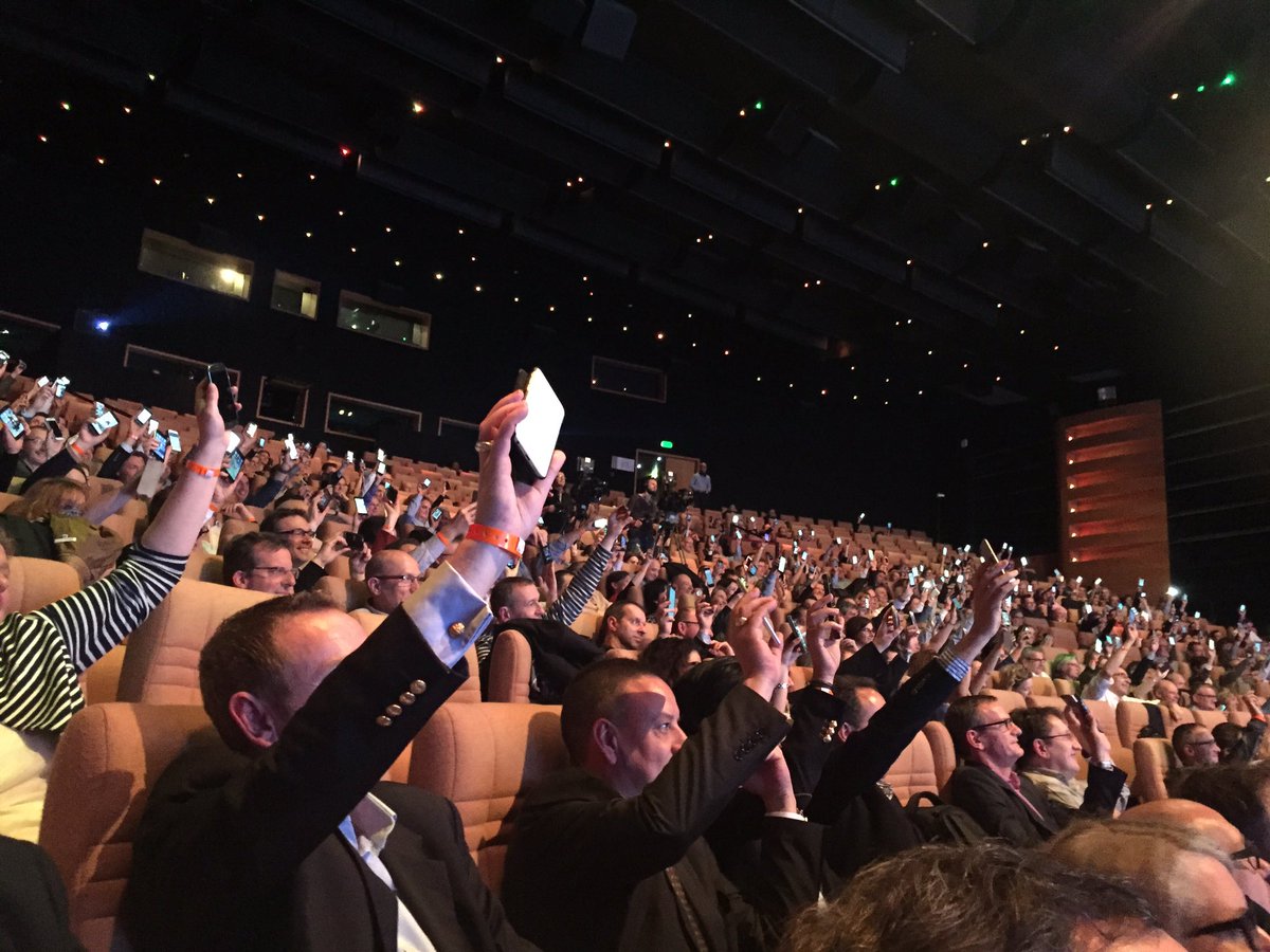 LegendumEst's tweet photo. Les mobiles s'allument tous pour François... @pldeguillebon @FrancoisGUY09 https://t.co/wB1oKo0MuY