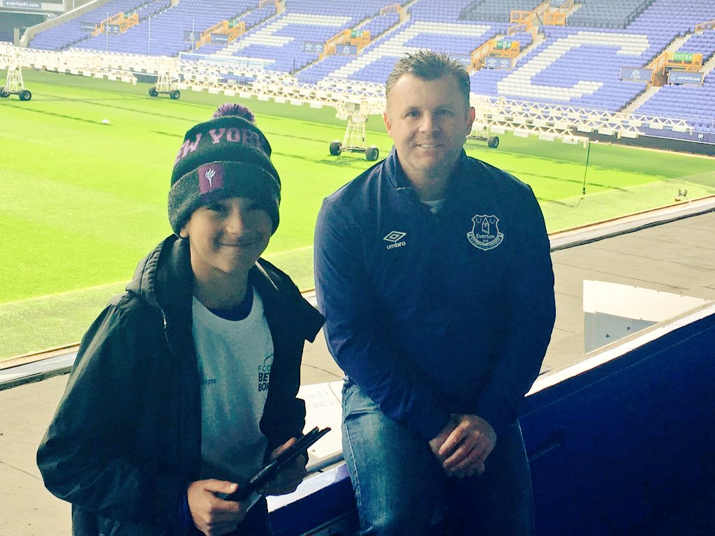 FBeyondBorders's tweet photo. ⚽ Big thanks to @everton for inviting @FBB_TV presenters Matthew &amp; Ryan to meet @Everton legend Graham Stuart! #EFC⚽ https://t.co/ylRVBmpBFr