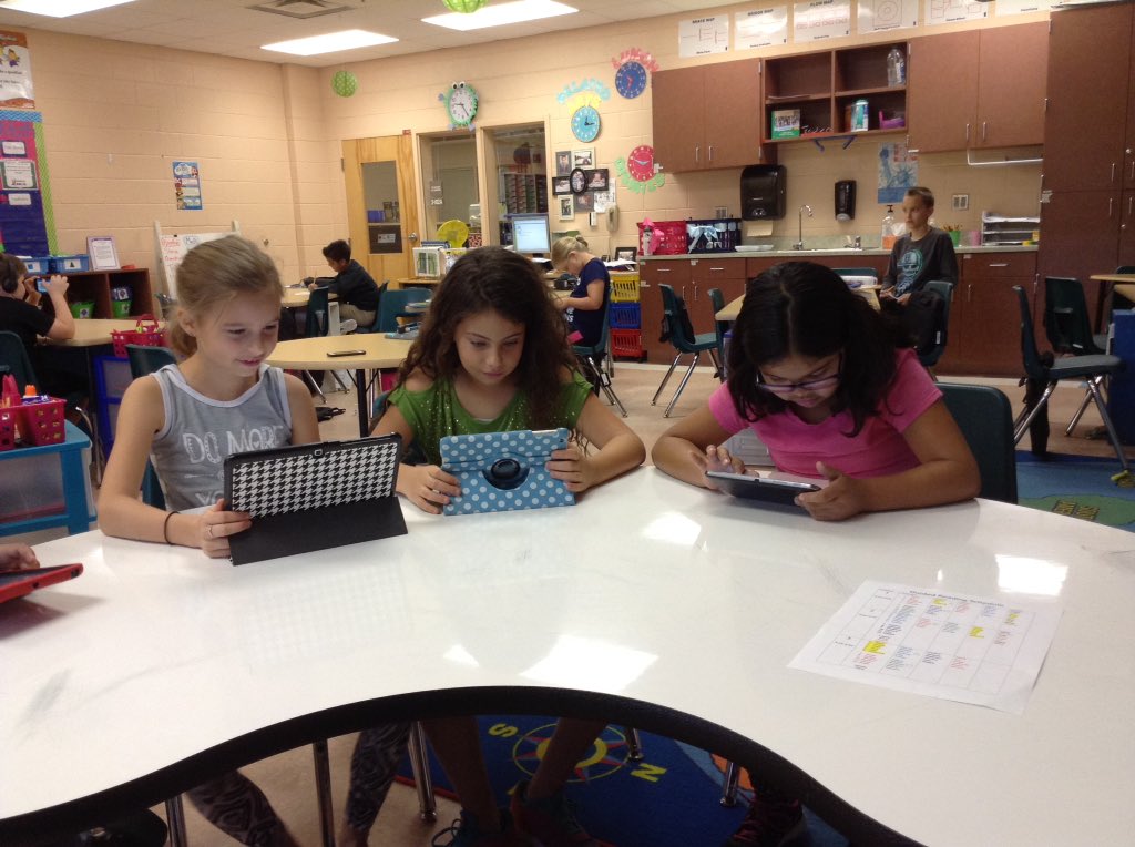 caseypeters2015's tweet photo. Nearpod activity during guided reading #BYOD #vmepatriots https://t.co/KuP2VsmaUH
