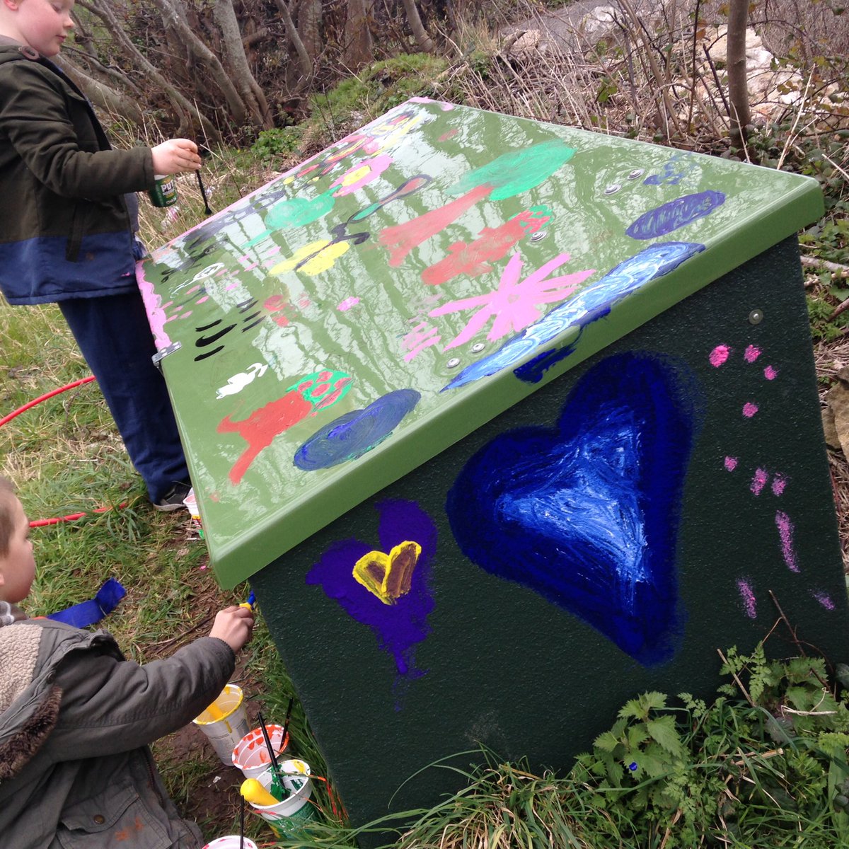 HeartOfCom's tweet photo. #coldNwindy but bulbs planted, seeds down &amp; we painted :-) #tobecontinued https://t.co/uKwD0SMtPy