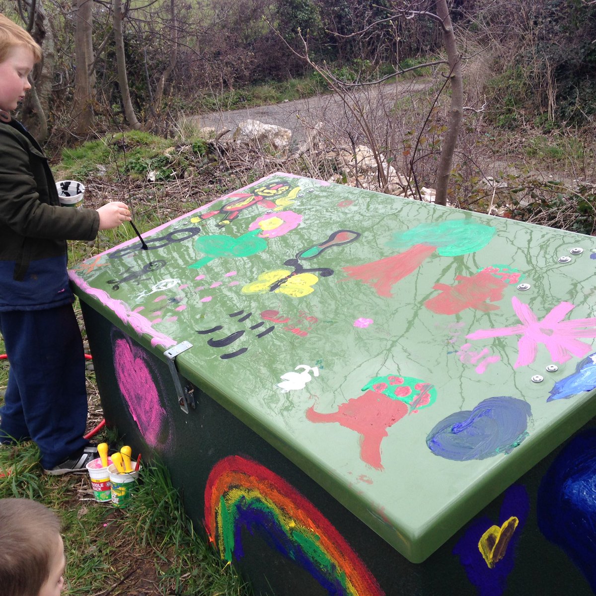 HeartOfCom's tweet photo. #coldNwindy but bulbs planted, seeds down &amp; we painted :-) #tobecontinued https://t.co/uKwD0SMtPy