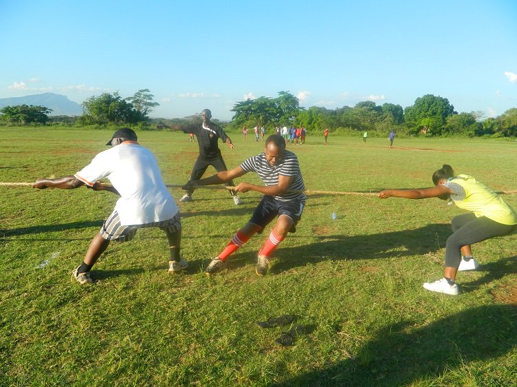SUAconvocation's tweet photo. SUA Alumni having fun during #SUAHomecomingweek2015 cc Dean FoFNC @dossilayo and @cmlyimo https://t.co/iCrM83CtCo