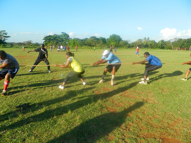 SUAconvocation's tweet photo. SUA Alumni having fun during #SUAHomecomingweek2015 cc Dean FoFNC @dossilayo and @cmlyimo https://t.co/iCrM83CtCo